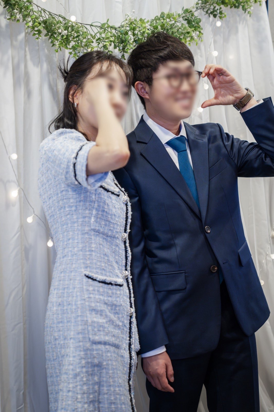 포토부스에서 촬영 중인 커플